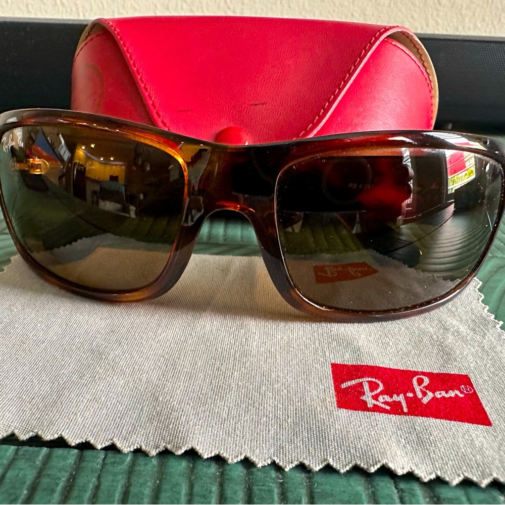 Authentic POLARIZED Ray-ban sunglasses in brown tortoise.